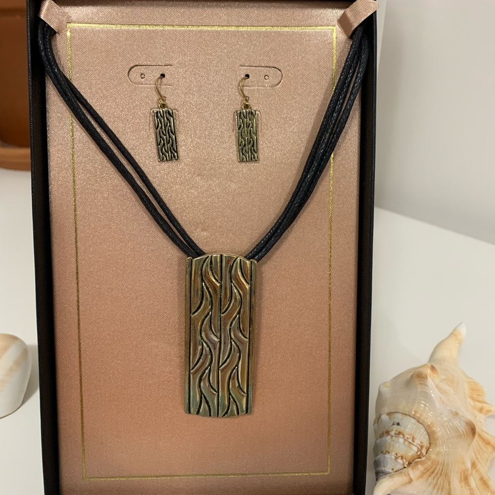 NWT tiger stripe print shell earrings necklace set